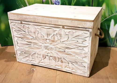 Baule legno abete sbiancato frontale decoro intagliato