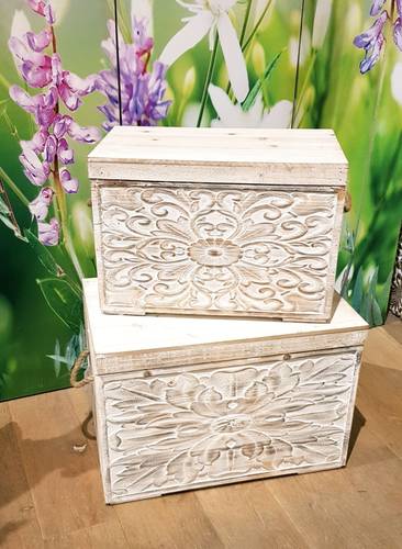 Baule legno abete sbiancato frontale decoro intagliato