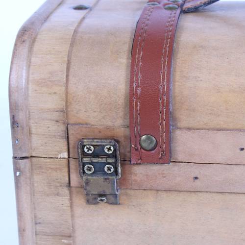 Bauletto bombato legno noce chiaro coloniale con maniglia ecopelle e chiusura