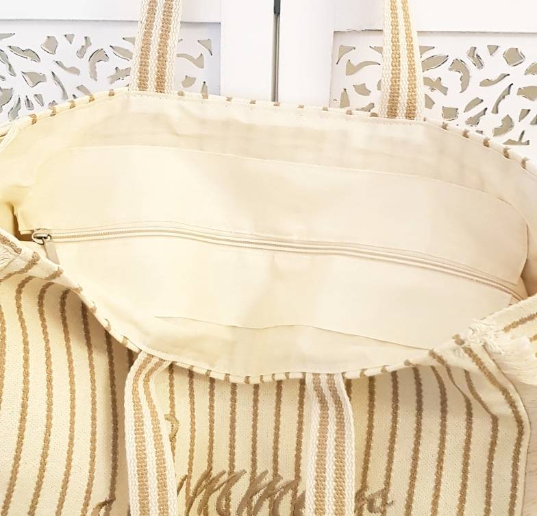 Donna Che Raccoglie Peperoni In Una Borsa Riutilizzabile Tematica Della Giornata Della Terra Dell Ecologia 41673614