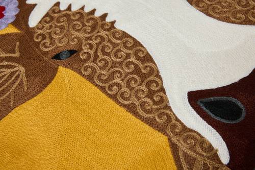 Cuscino Embroidery mucca con ghirlanda di fiori 50x50