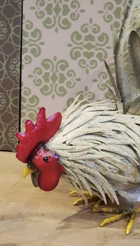 Gallo bianco cresta rossa che becca a testa in giù ferro dipinto 57h