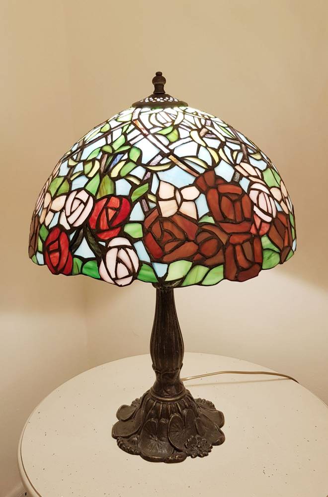 Lampada tiffany fiori azzurri e rose rosa h 60