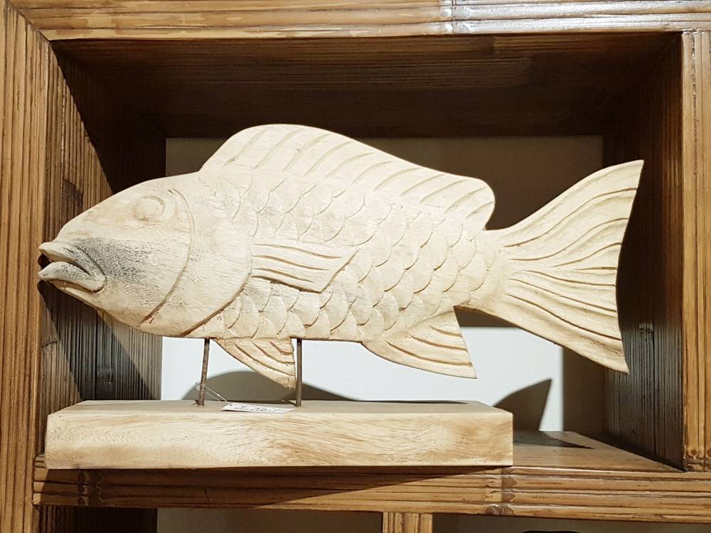 Pesce legno intagliato naturale su base cm 50x29h