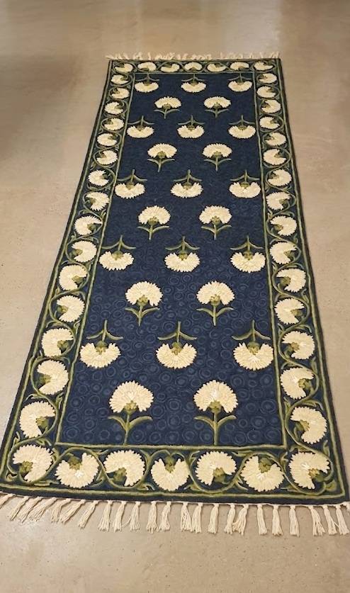 Tappeto Chain Stitch lana blu fiori bianchi 76x215