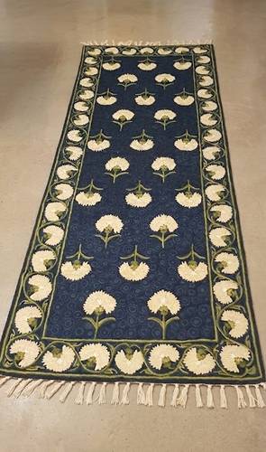 Tappeto Chain Stitch lana blu fiori bianchi 76x215