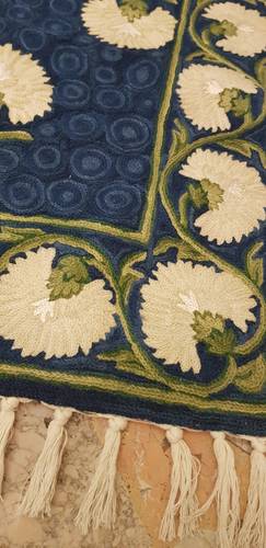 Tappeto Chain Stitch lana blu fiori bianchi 76x215