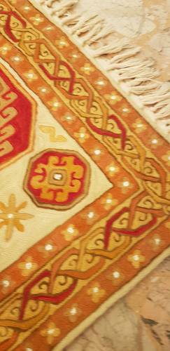 Tappeto Chain Stitch lana bordo arancio con arabeschi rossi 76x215