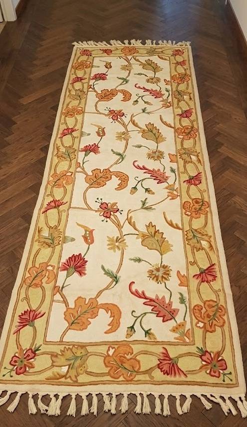 Tappeto Chain Stitch lana fiori bordo verde salvia 76x215