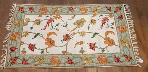 Tappeto Chain Stitch lana fiori cornice turchese 76x138