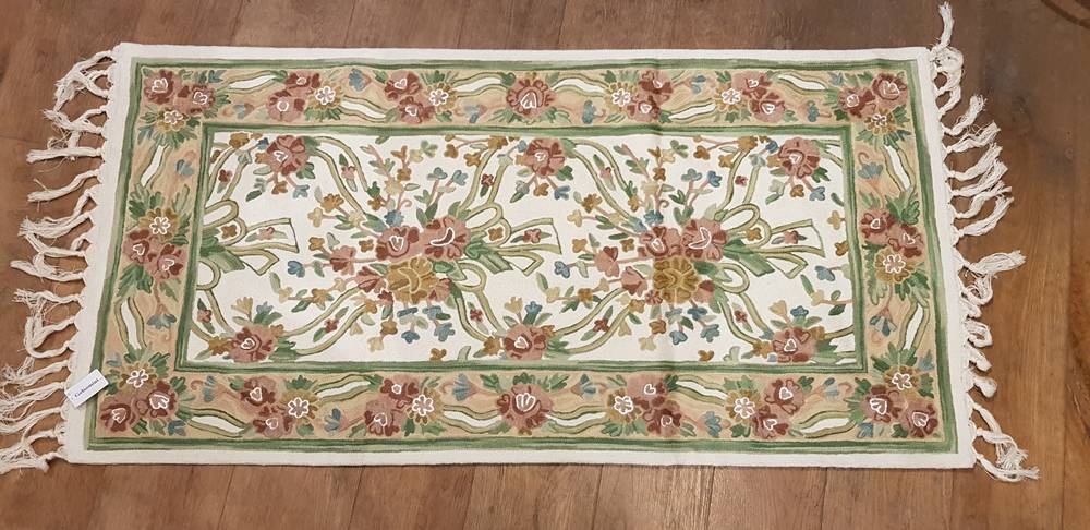 Tappeto Chain Stitch lana fiori rosa e verde con fiocco 122X183