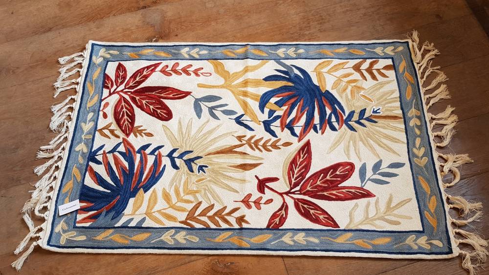 Tappeto Chain Stitch lana foglie rosso blu e bordo azzurro 61x92