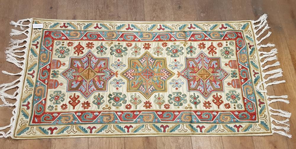Tappeto Chain Stitch lana fondo beige decoro rosso azzurro 61x122
