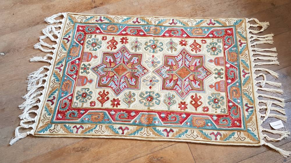 Tappeto Chain Stitch lana fondo beige decoro rosso azzurro 91X154