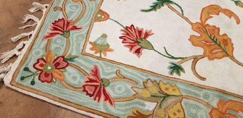 Tappeto Chain Stitch lana fiori cornice turchese 76x138